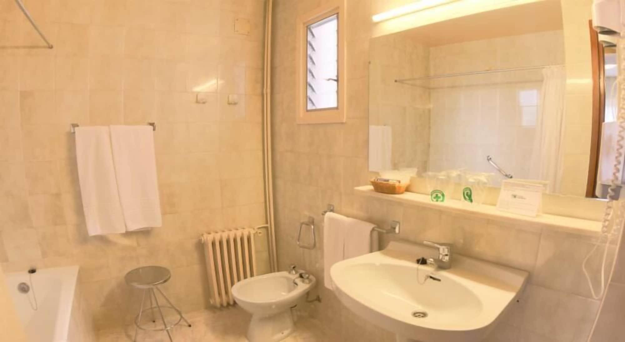 Hotel Univers Енкамп Екстериор снимка